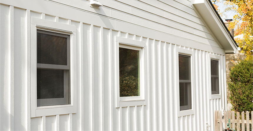 hardiepanel-vertical-siding-in-arctic-white